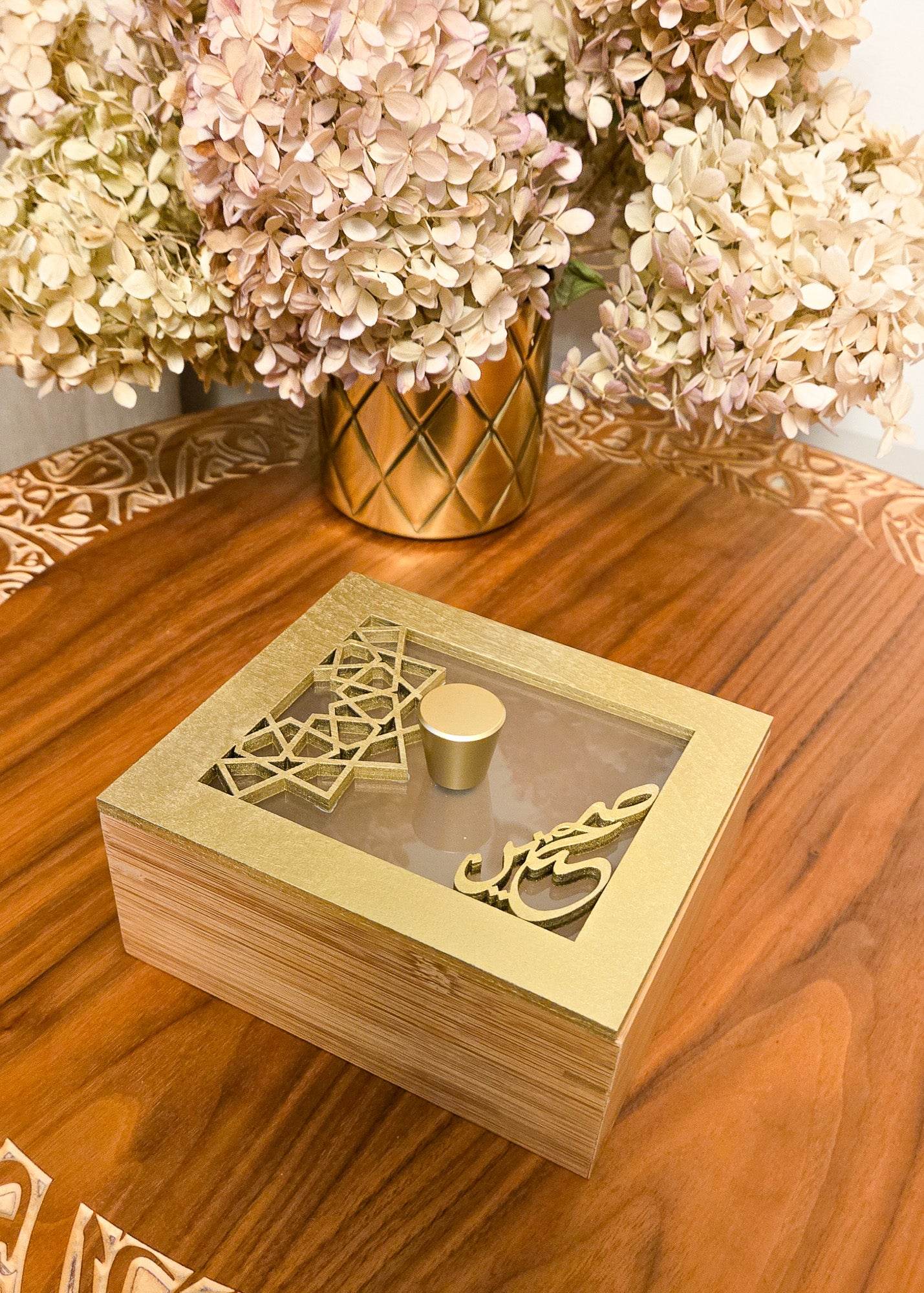 Serving box with frosted lid - sleekkut