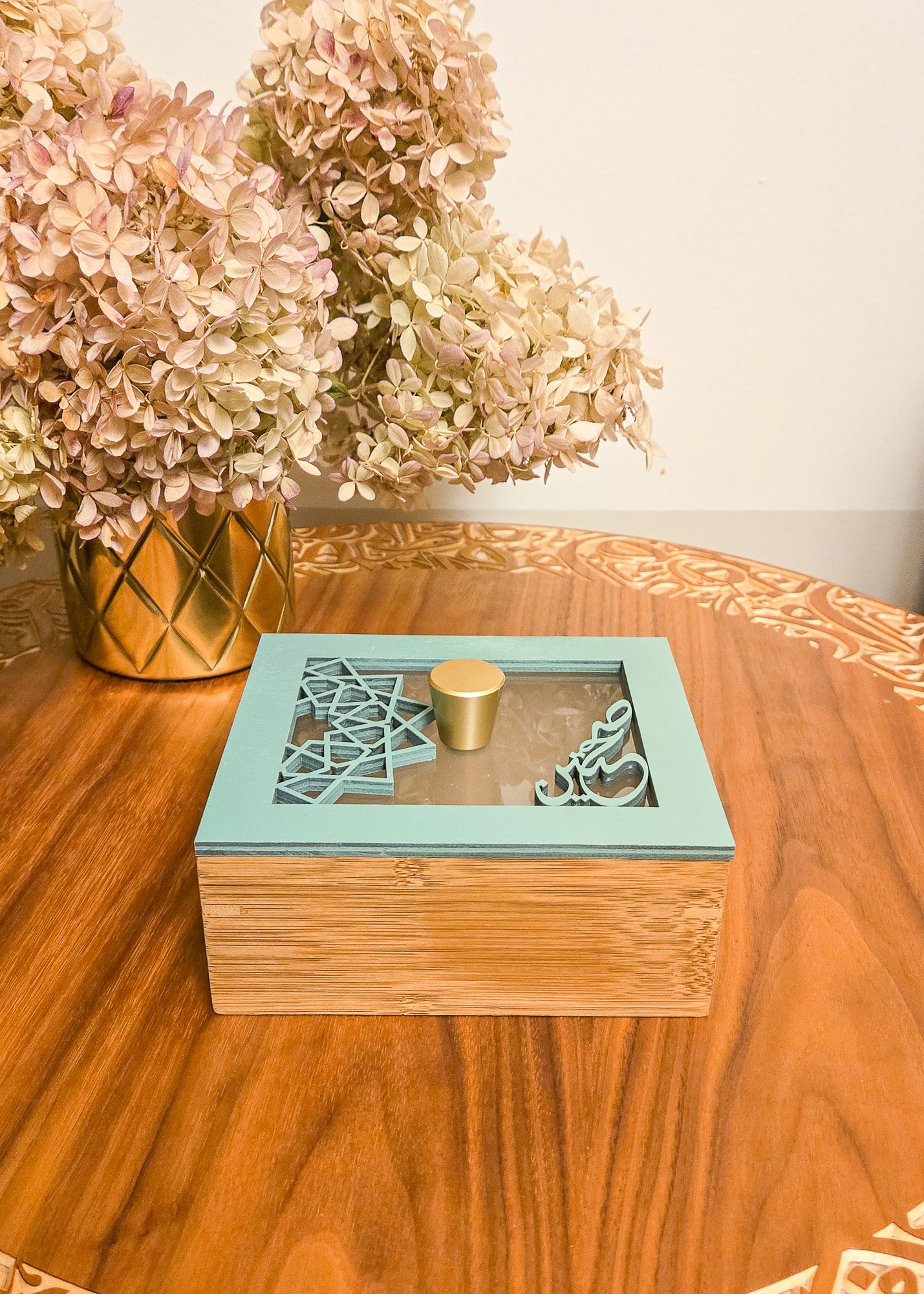 Serving box with frosted lid